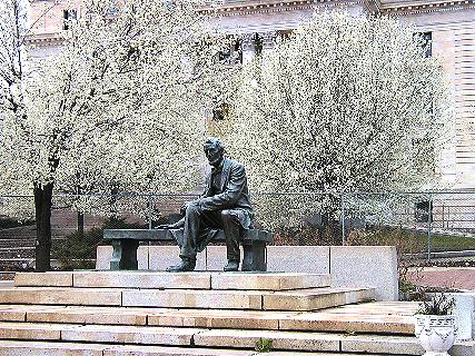 [3/4 front view of Borglum's Lincoln statue]